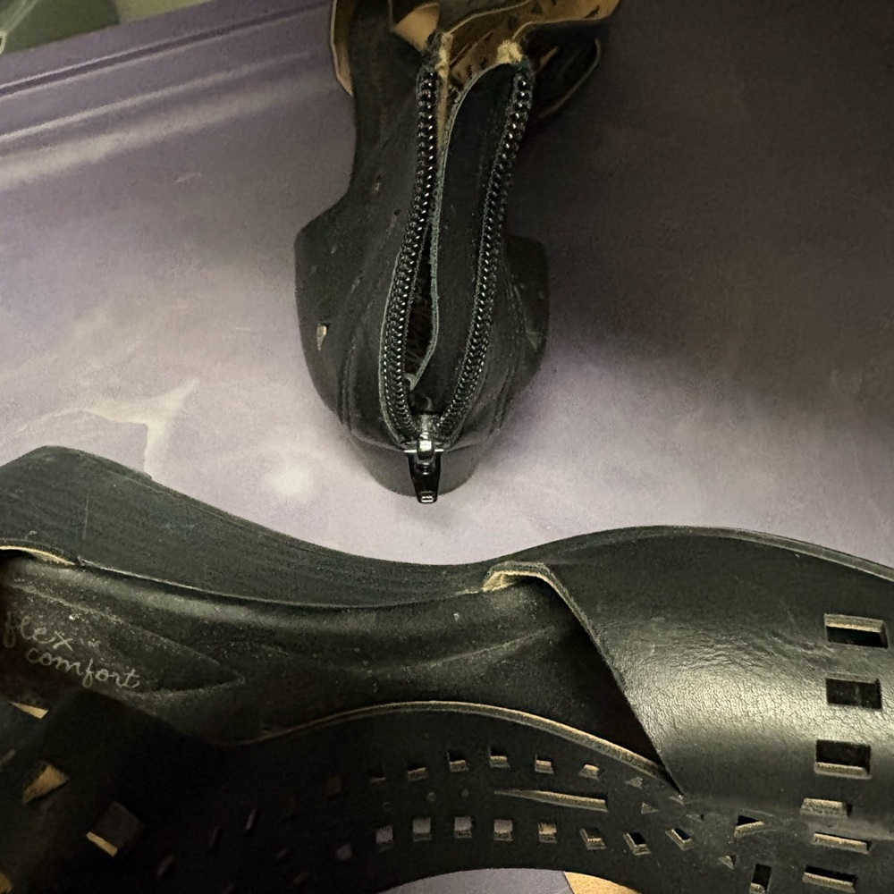Chic Black Women's Cutout Sandals - Picture 3 of 3